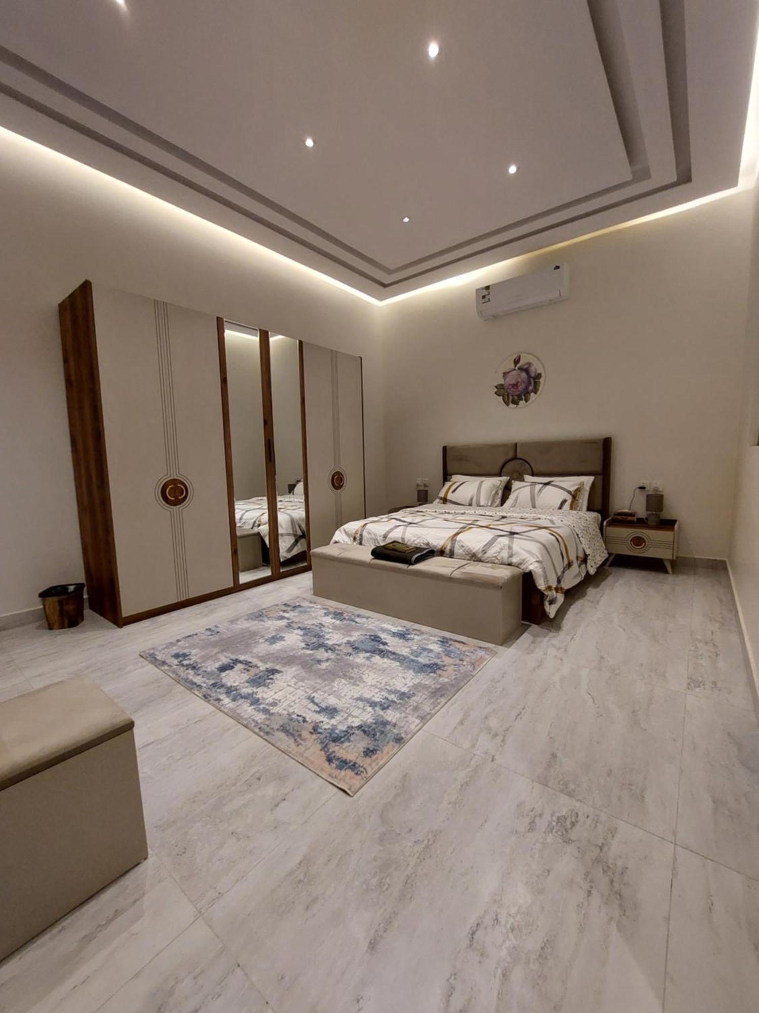 شقه فاخره بجوار الراشد مول Apartment *